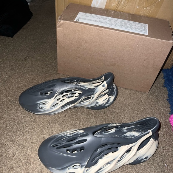 New
Size 10 Men
2021 Yeezy Foam Runner 'MXT Moon
Grey' $430 on GOAT FIRST COME! - Picture 2 of 6